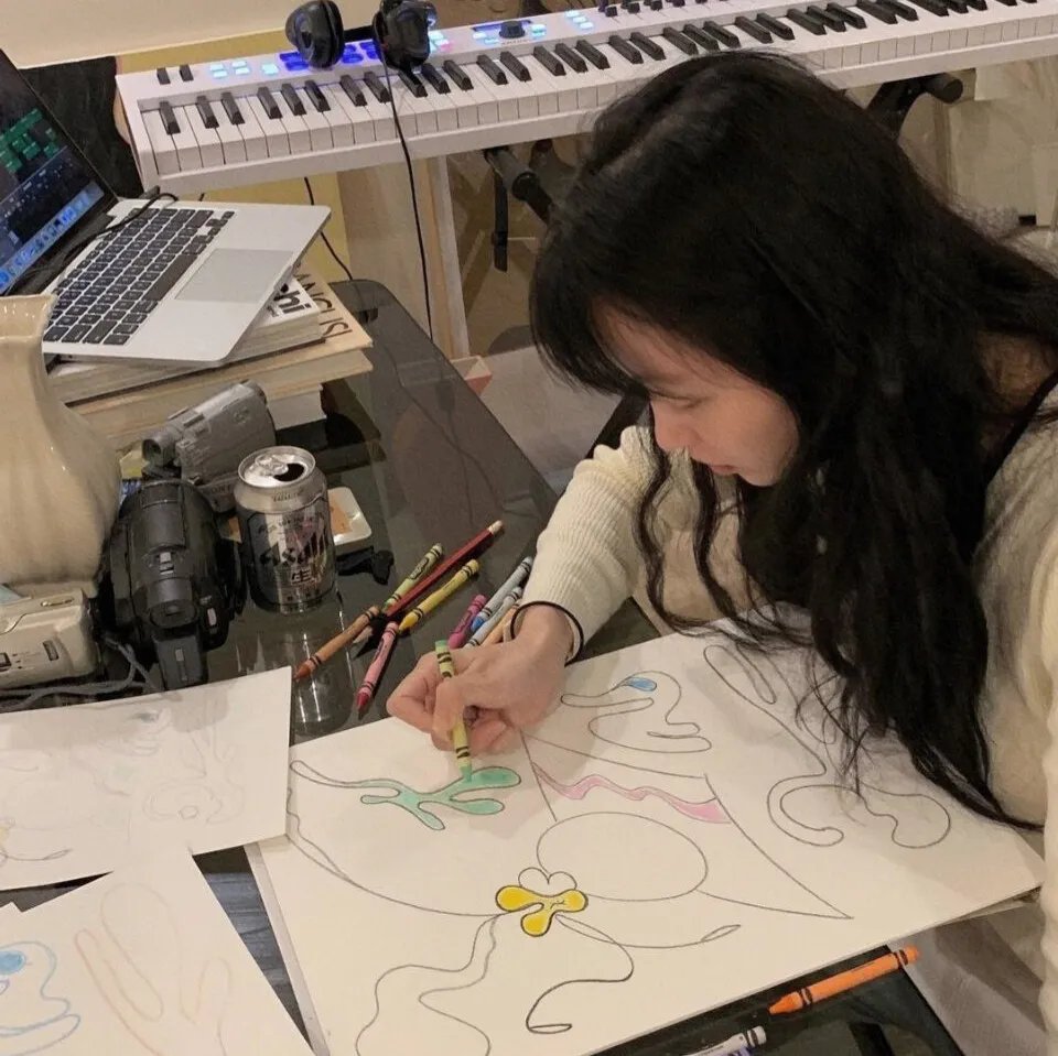 坐推土机的少女